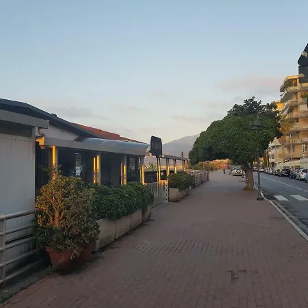 公寓 Passeggiata Al Mare 文蒂米利亚